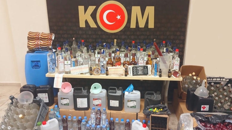 İzmir'de tonlarca etil alkol, binlerce taklit bandrol bulundu
