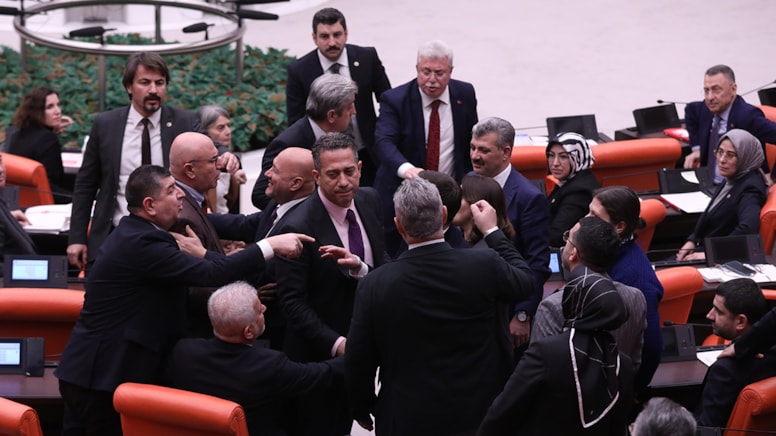 Meclis yine karıştı: AKP'li vekil CHP'li vekilin üzerine yürüdü