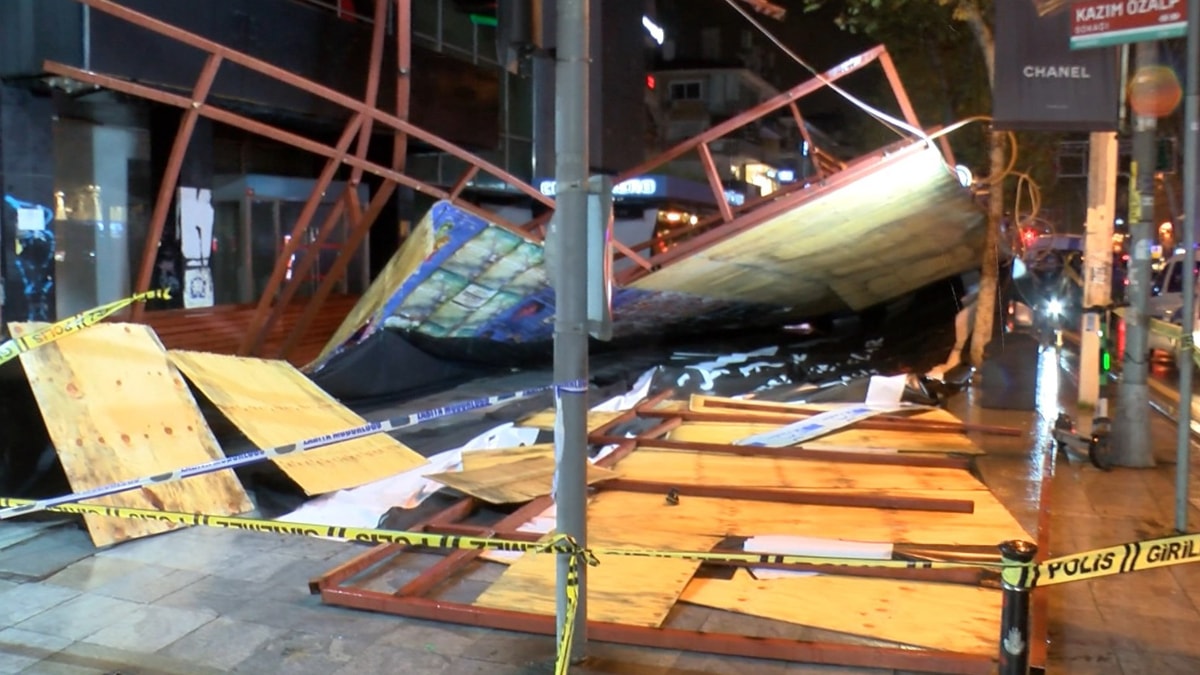 Kadıköy'de şiddetli rüzgar nedeniyle inşaat paneli devrildi