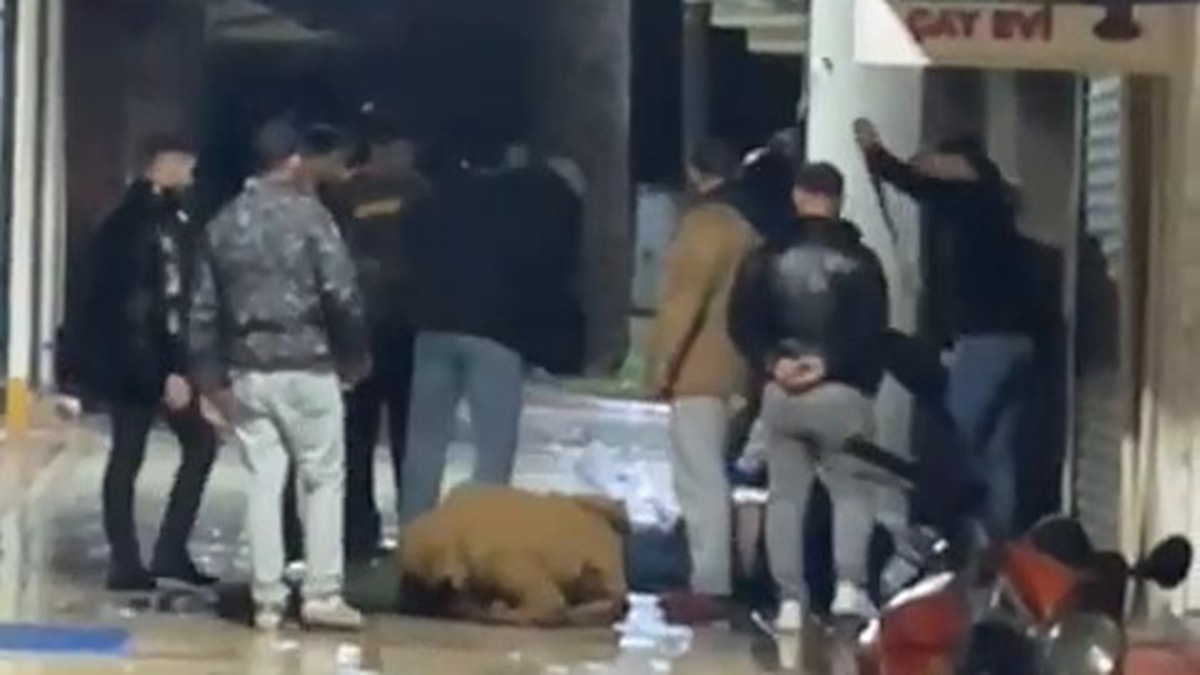 Sokakta öldüresiye dayak kamerada