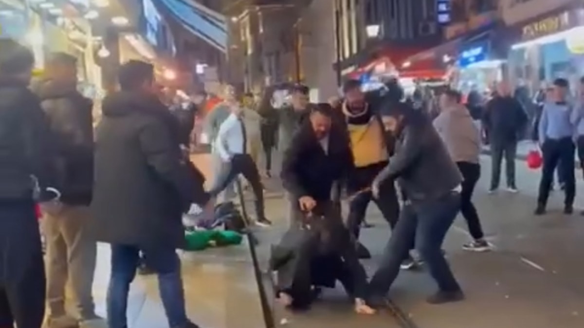 İki grup sopalarla öldüresiye kavga etti