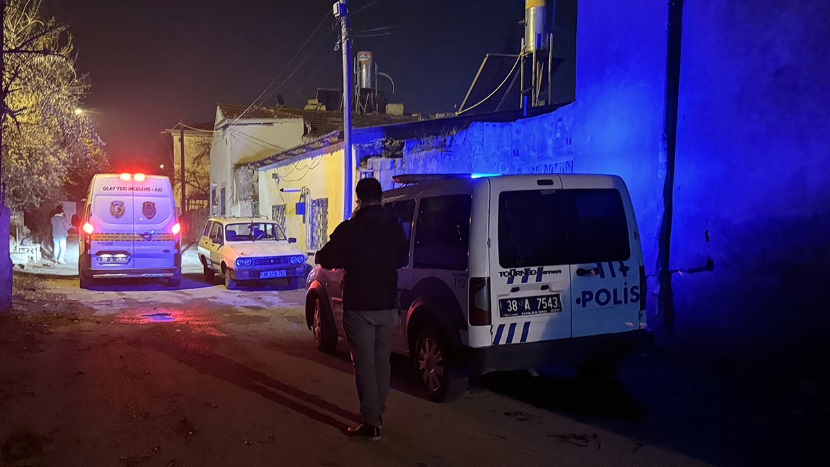 Birlikte yaşadığı kadını tüfekle vurdu