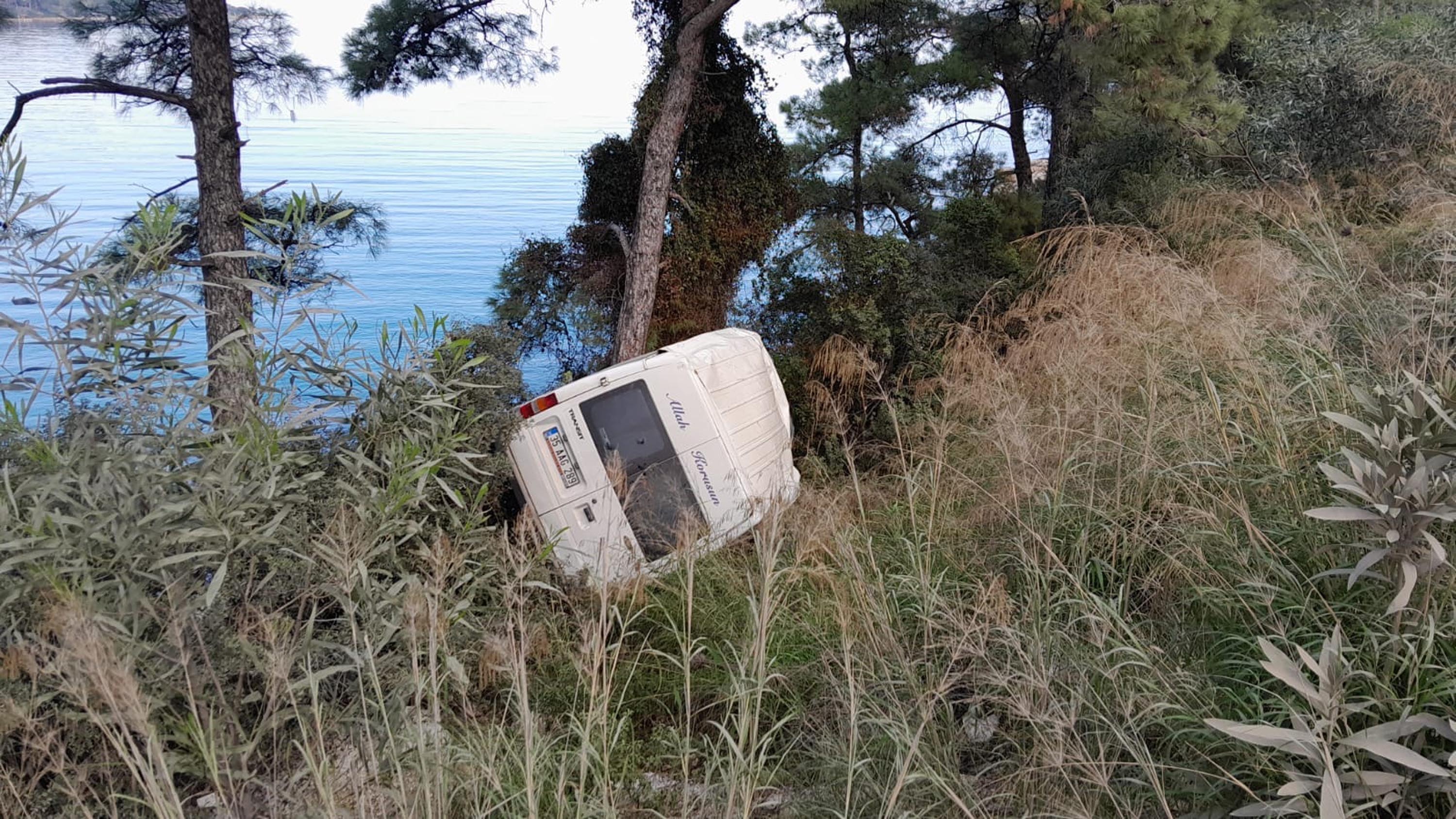 Kaza yapan minibüsü denize düşmekten çam ağacı kurtardı