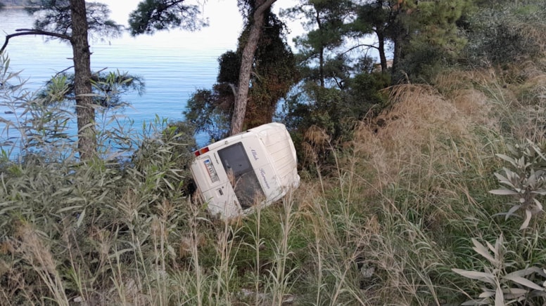 Kaza yapan minibüsü denize düşmekten çam ağacı kurtardı