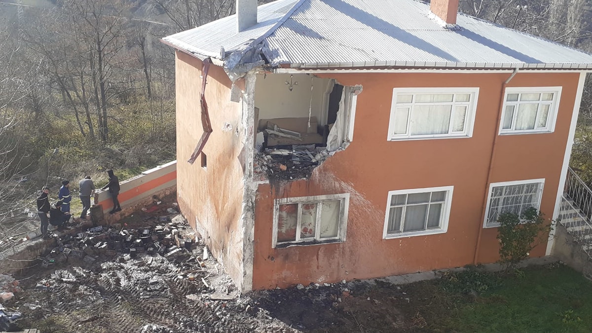 İkinci kata kamyon uçtu