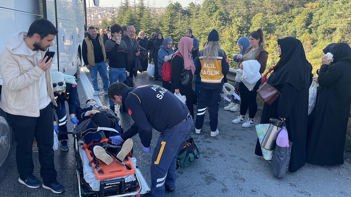 TEM'de otobüs TIR'a çarptı: 13 yaralı