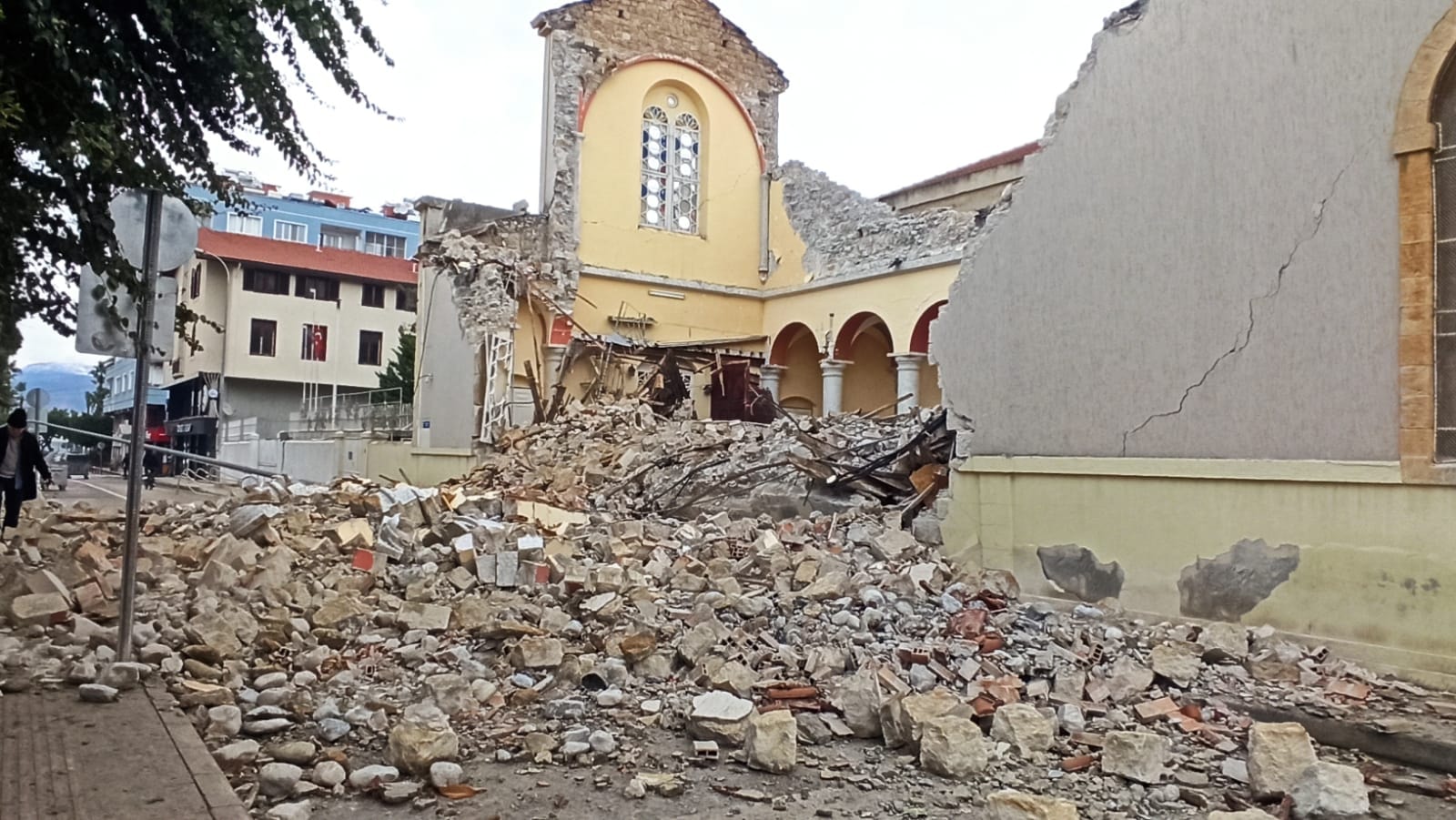 Depremde yıkılan 165 yıllık kilisenin tarihi kitaplaştırıldı