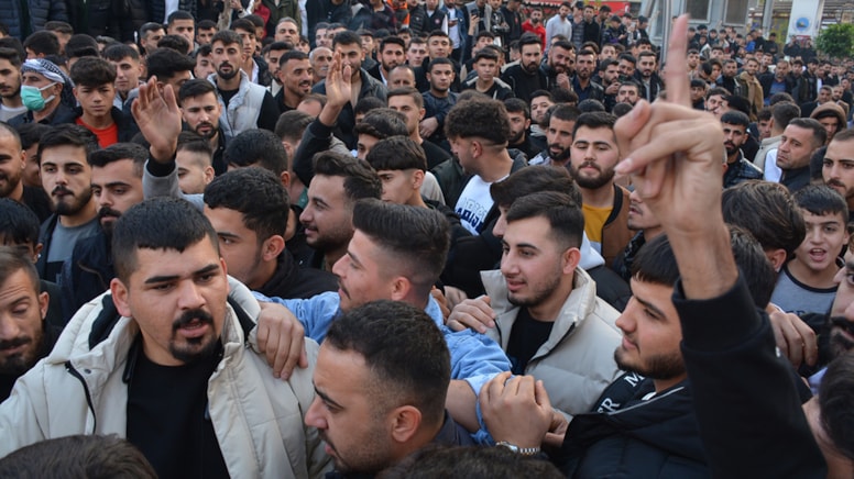 Kur'an-ı Kerim'i yırttı, linçten polis kurtardı