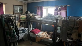 Yangın felaketinin ardından barınma sorunu çıktı... 2 odalı evde, 22 kişi