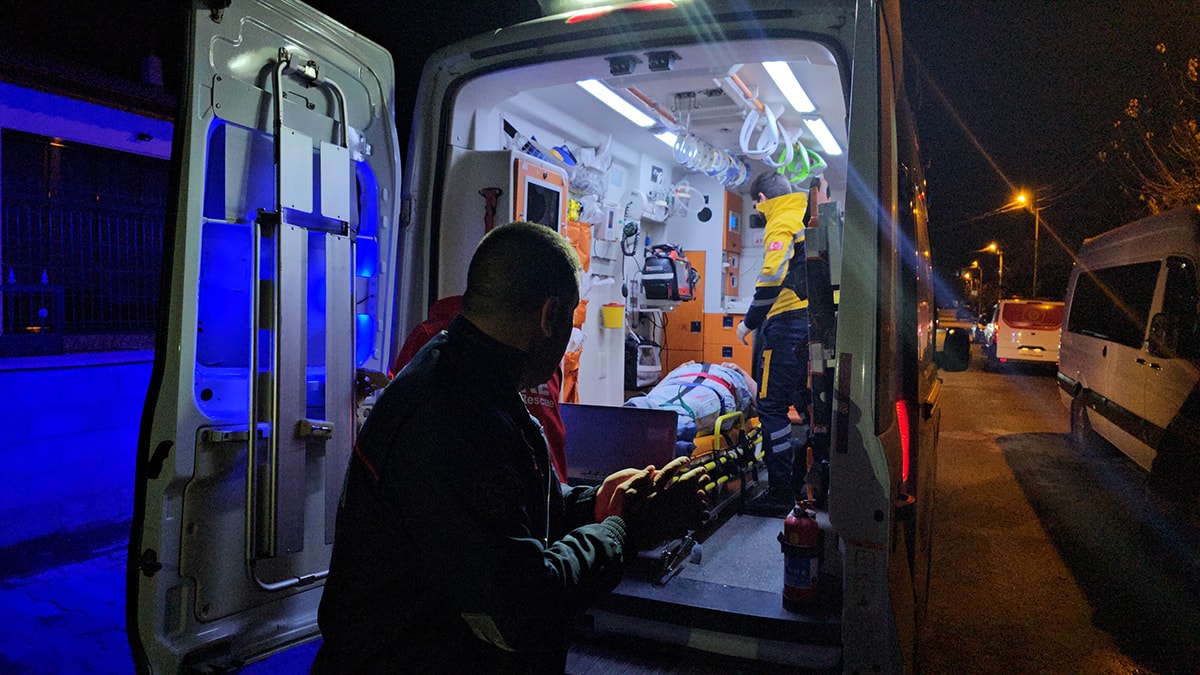 Banyoda düşerek 3 gün mahsur kalan kadını ekipler kurtardı