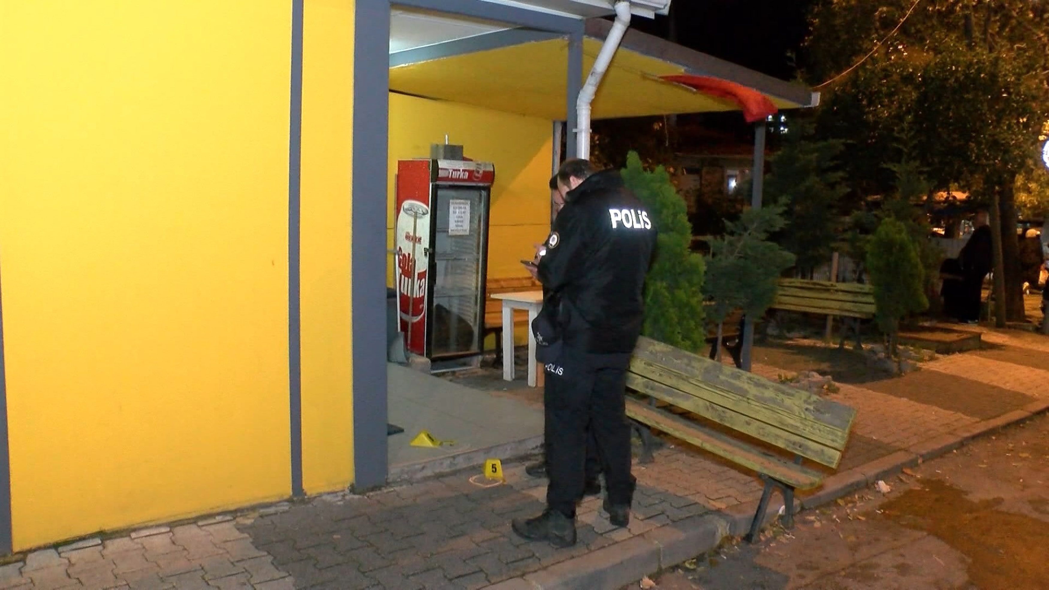 Maltepe'de motosikletli saldırganlardan taksi durağına kurşun yağmuru