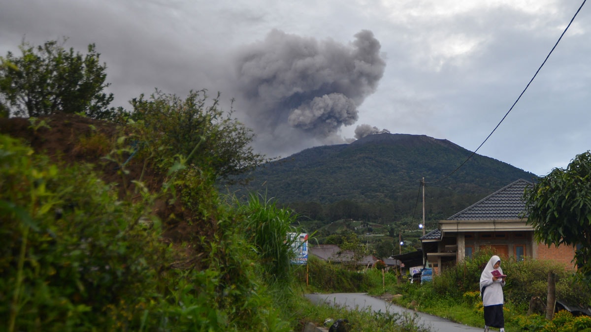 Endonezya'da yanardağ patladı: 11 kişi öldü, 12 kişi kayıp 