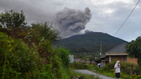Endonezya'da yanardağ patladı: 11 kişi öldü, 12 kişi kayıp 