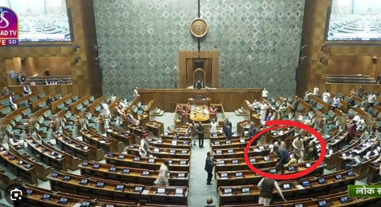 Mecliste saldırı paniği: Ziyaretçi vekillerin üzerine atladı