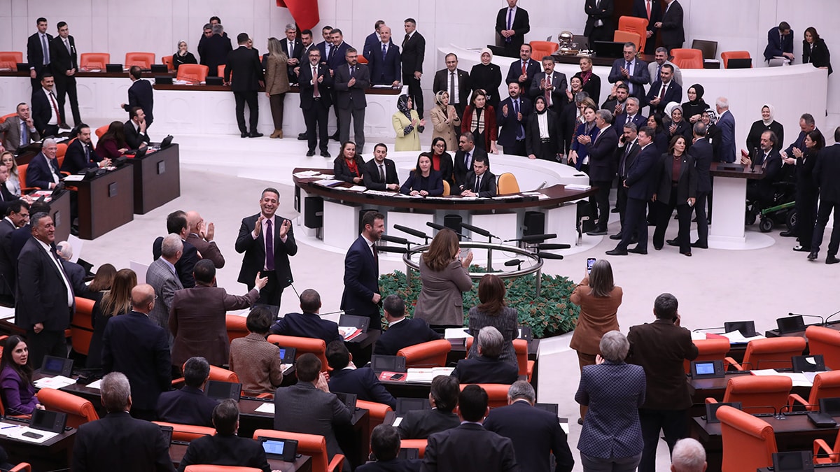 Meclis'te ilginç anlar: AKP'liler Genel Kurulu terk etti