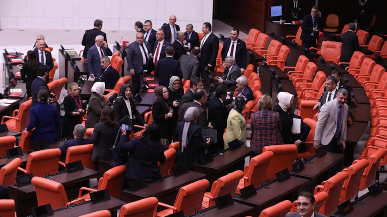 Meclis'te ilginç anlar: AKP'liler Genel Kurulu terk etti