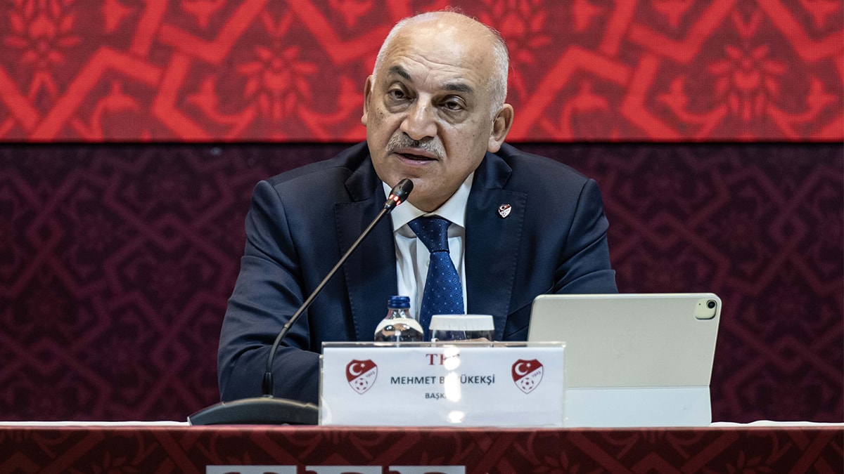 Atatürk'ün dik duruşu