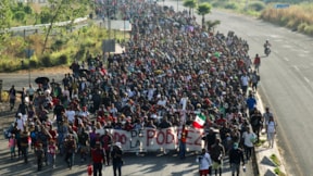 Sınırda kabus: Binlerce göçmen ABD'ye yürüyor