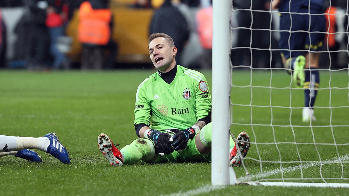 Beşiktaş - Fenerbahçe maçında, Mert Günok tarihi farkı önledi