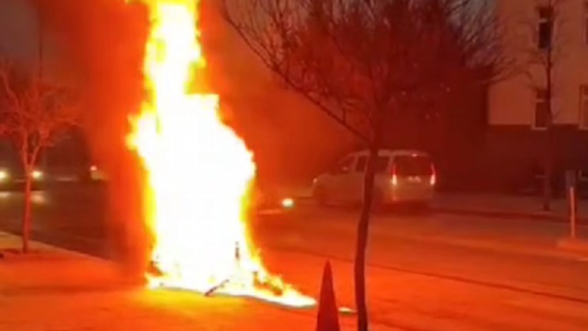 Polise yakalandı, motorunu ateşe verdi