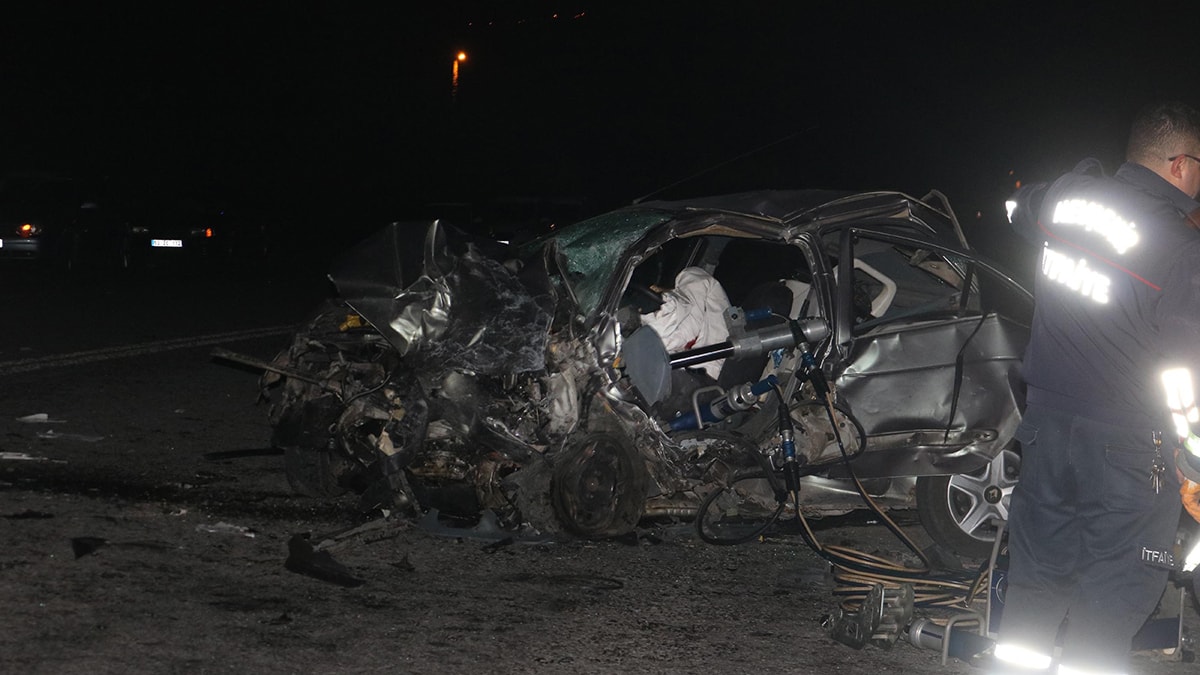 İki otomobil kafa kafaya çarpıştı: 2 ölü, 3 yaralı