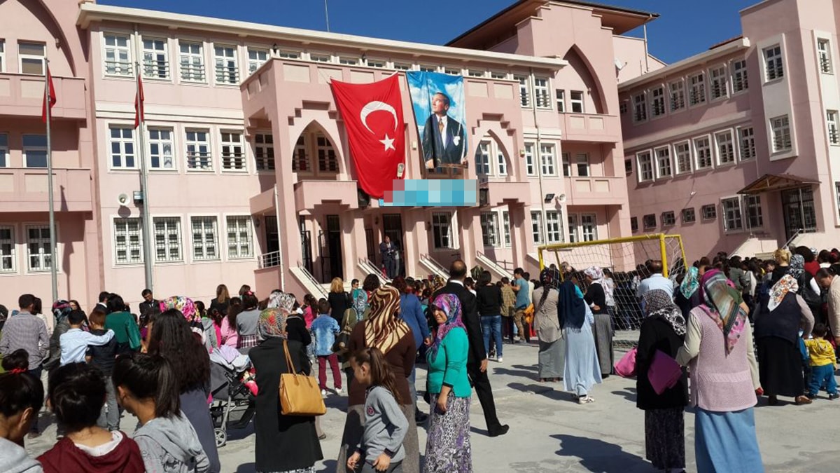 Okul müdürü bağış parasını dövize çevirip hesabına attı