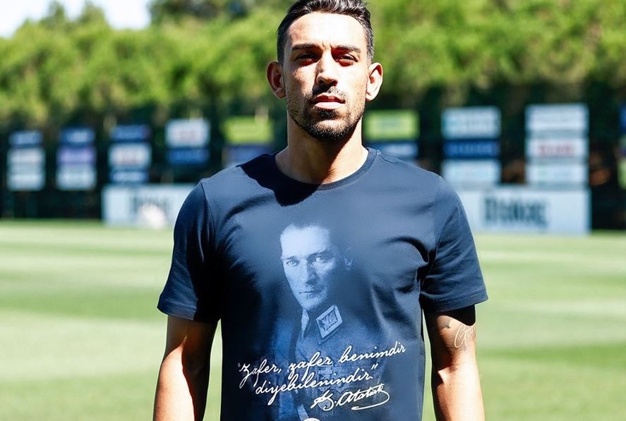 Suudi Arabistan'daki krizin ardından İrfan Can Kahveci'den Atatürk tişörtlü paylaşım!