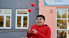 Otizmli Ömer Ali, öğretmeninin desteğiyle jonglör oldu