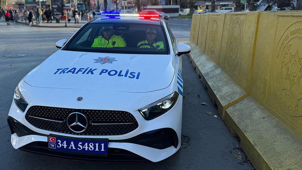 Lüks Polis Araçları Göreve Başladı: Mercedes'le Ilk Devriye - Sözcü