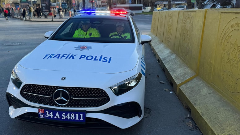 Lüks polis araçları göreve başladı: Mercedes'le ilk devriye