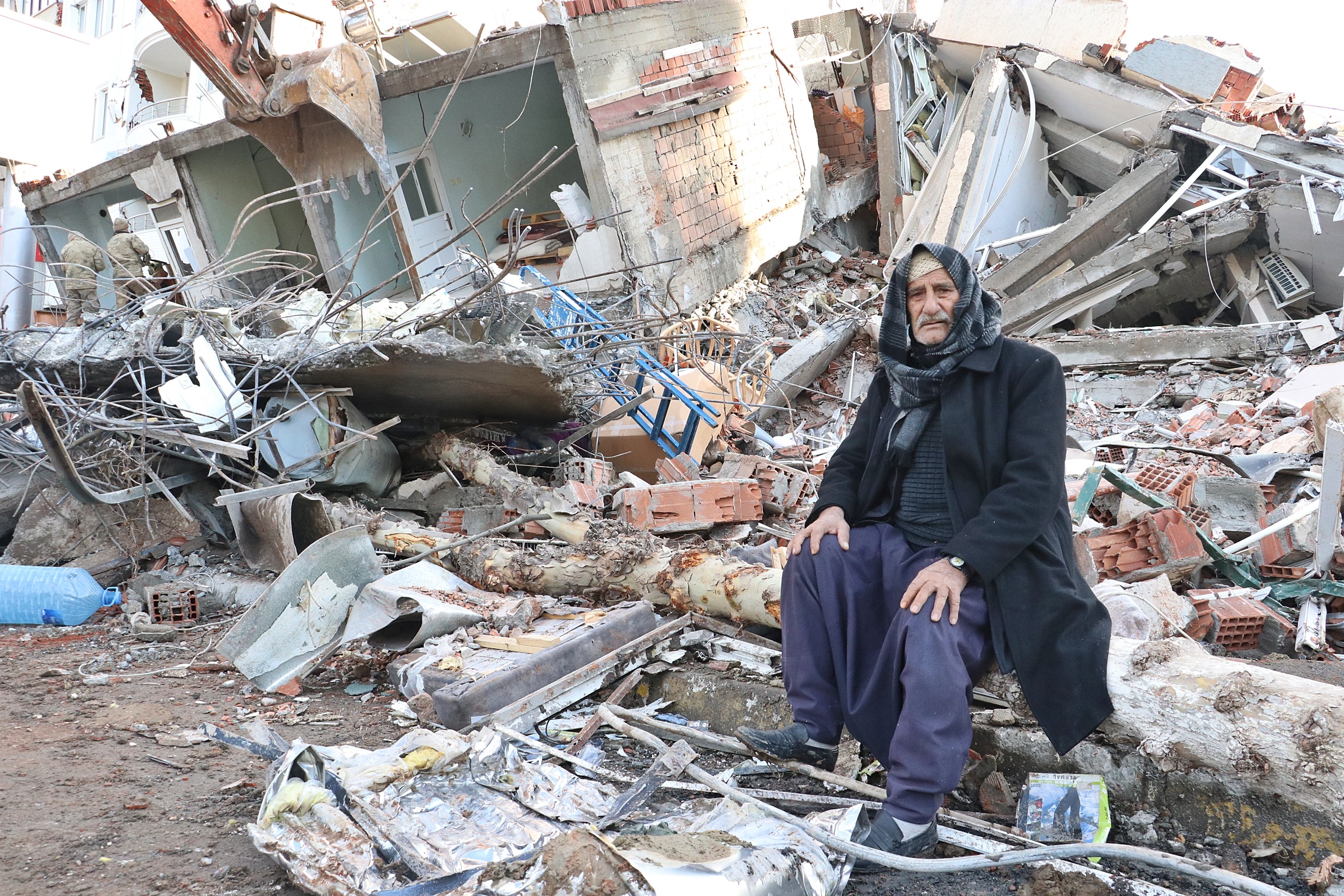 Depremin ardından inşa edilen yeni binaları inceledi... Vahim gerçek ortaya çıktı
