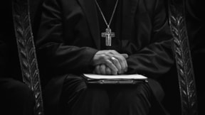 Papa, istismara adı karışan din adamını kovdu
