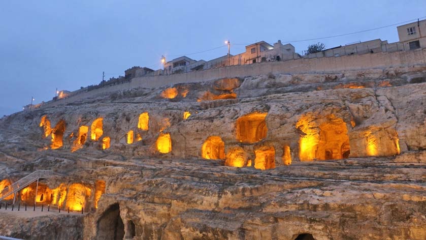 Tarihi mağaralar turistlerin uğrak noktası oldu