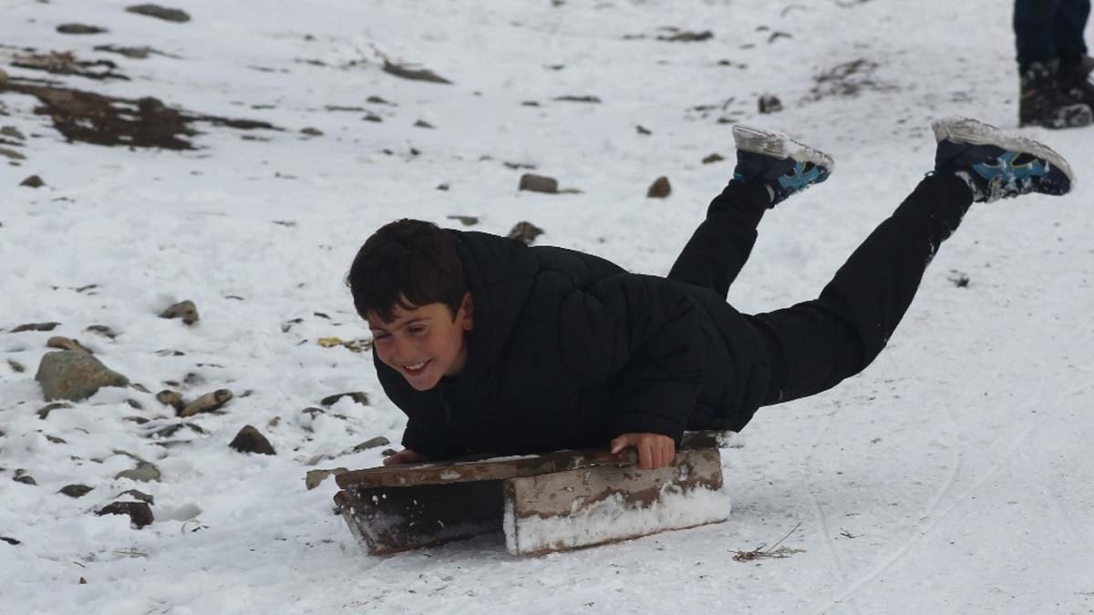Kar tatilini fırsat bilen çocukların kızak keyfi