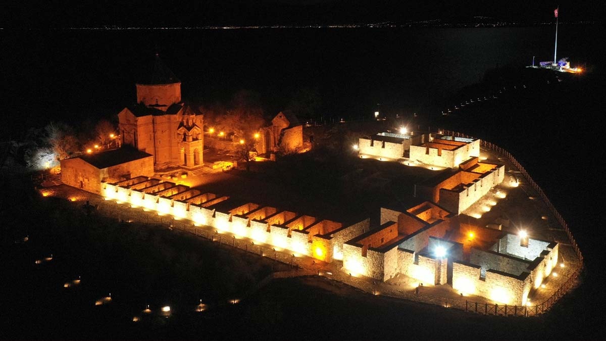 Akdamar Adası geceleri de ziyaretçilerini büyüleyecek
