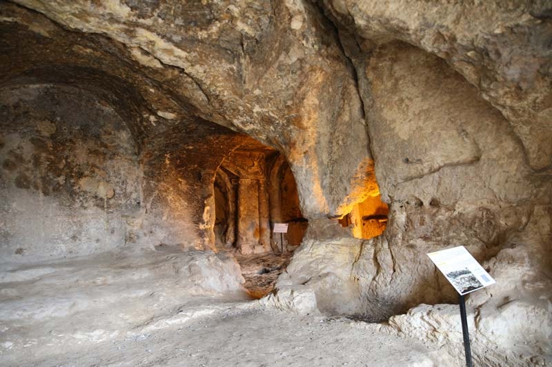 Tarihi mağaralar turistlerin uğrak noktası oldu