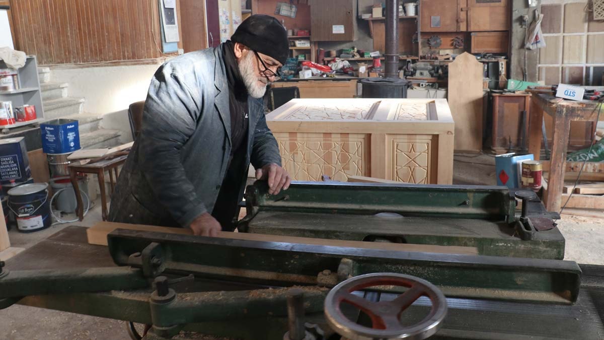 Kızak yapımıyla başladığı marangozlukta 55 yılı geride bıraktı