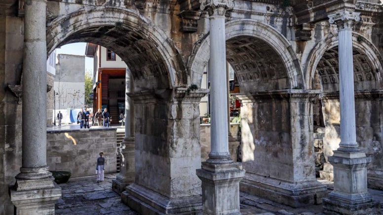 Antalya'nın simge tarihi yeri Üçkapılar zarar gördü