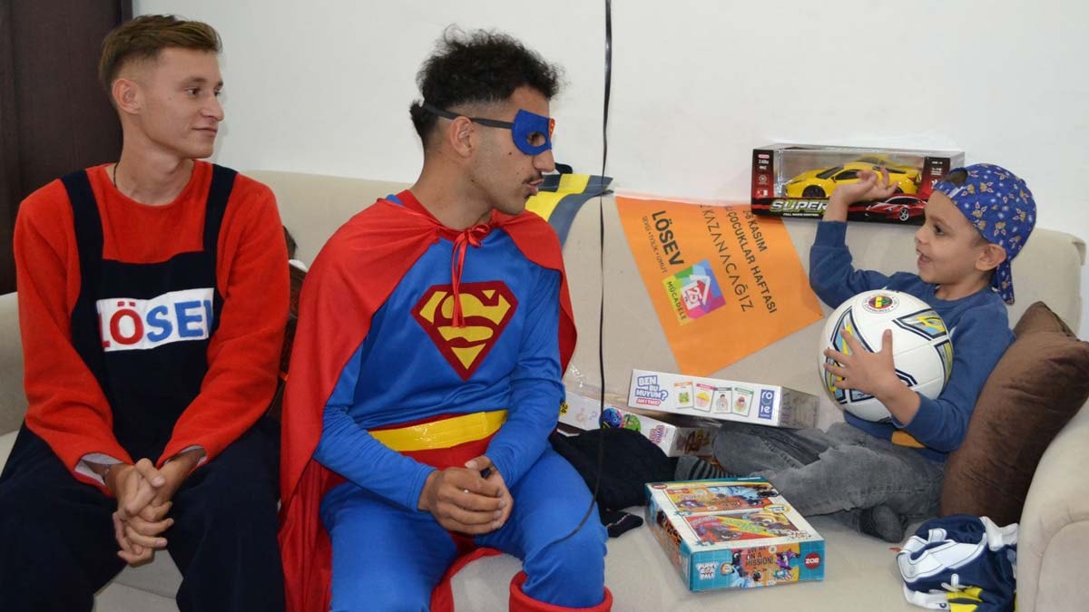 Lösemiyi yenen genç, lösemili çocuklara umut oluyor