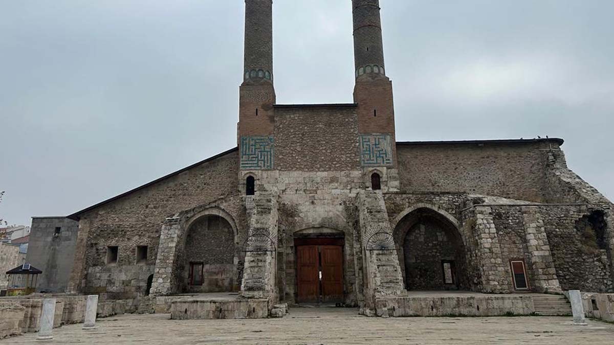 752 yıllık medreseye sprey boyayla zarar verdiler