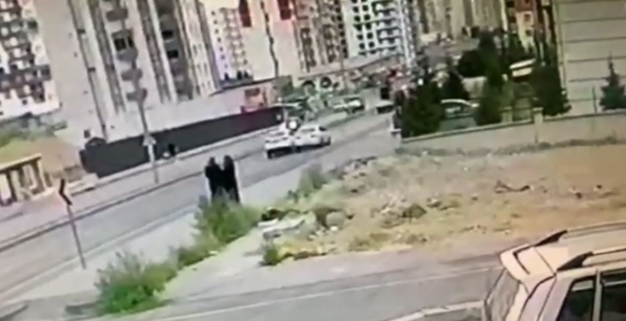 Eski sevgilisini arabas�n� s�k��t�rarak �ld�rd�