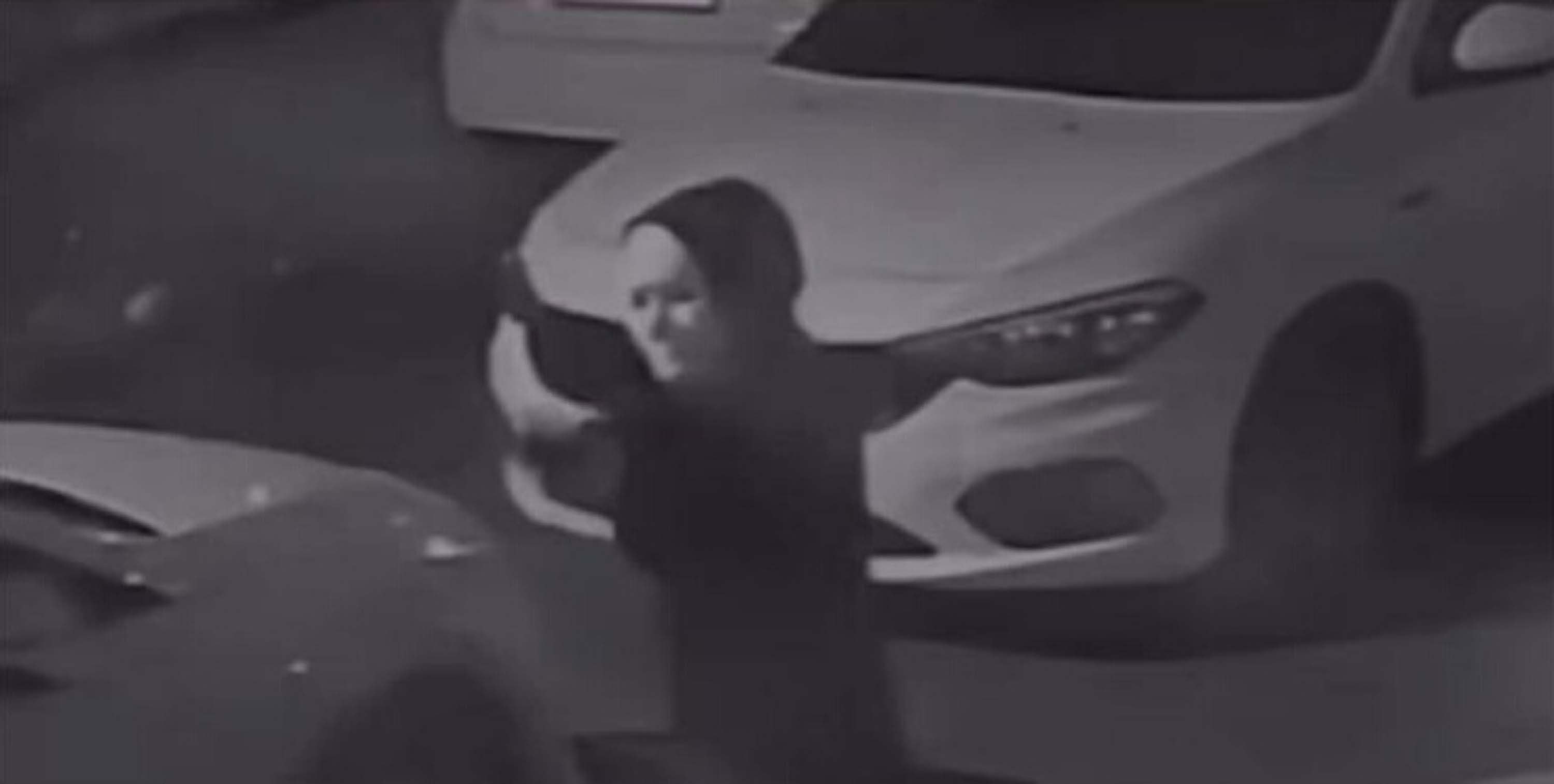 Maskeli kadın pompalı tüfekle ateş açtı