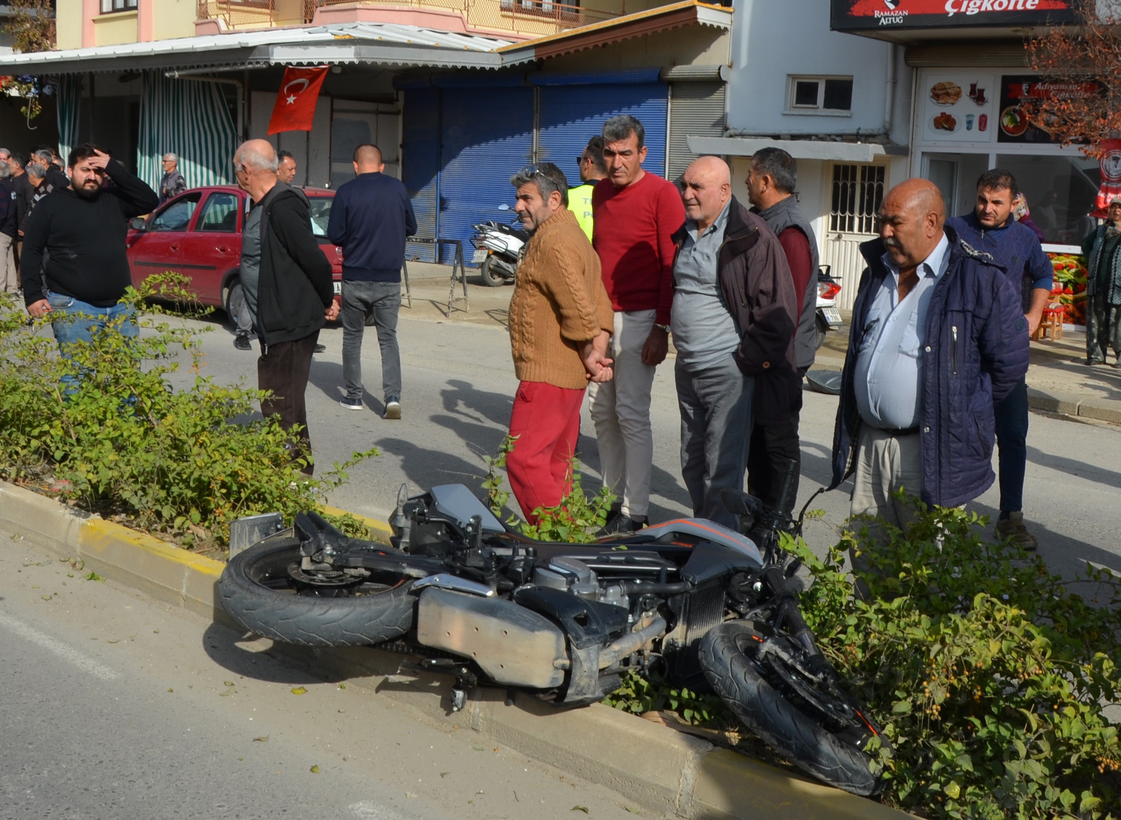 İki motosikletli çarpıştı, biri kamyonun altında kalıp öldü