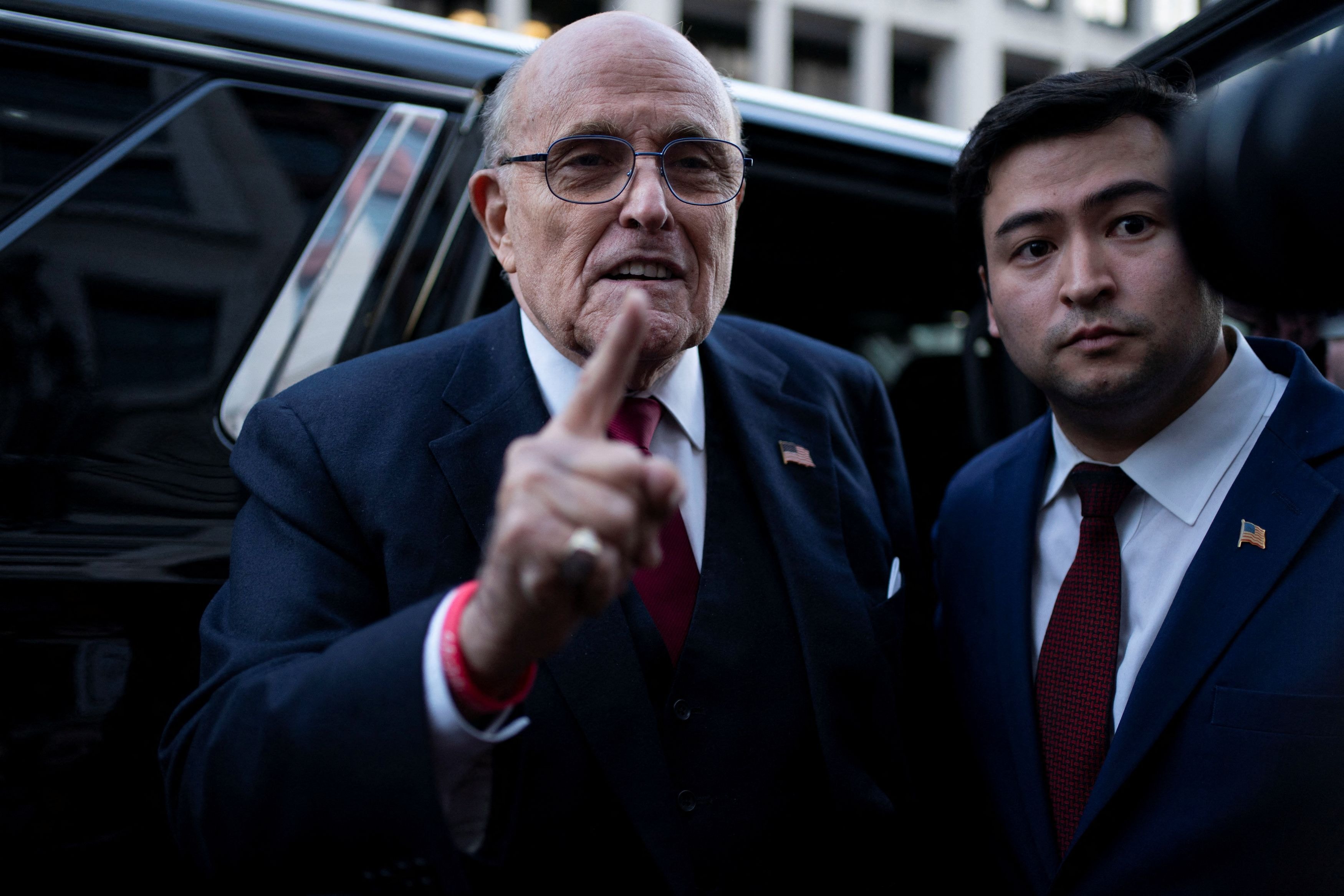 Trump'ın avukatına dev ceza