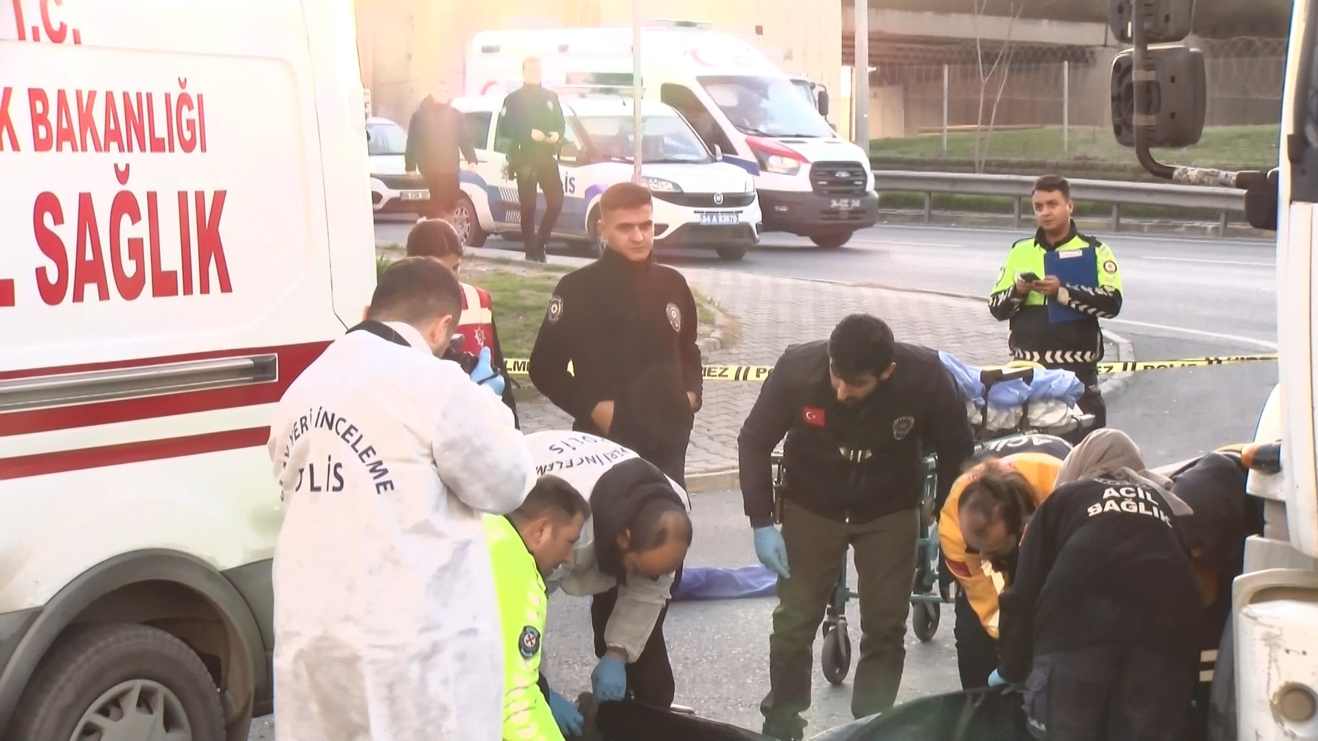 Kamyon altında kalan motokurye hayatını kaybetti