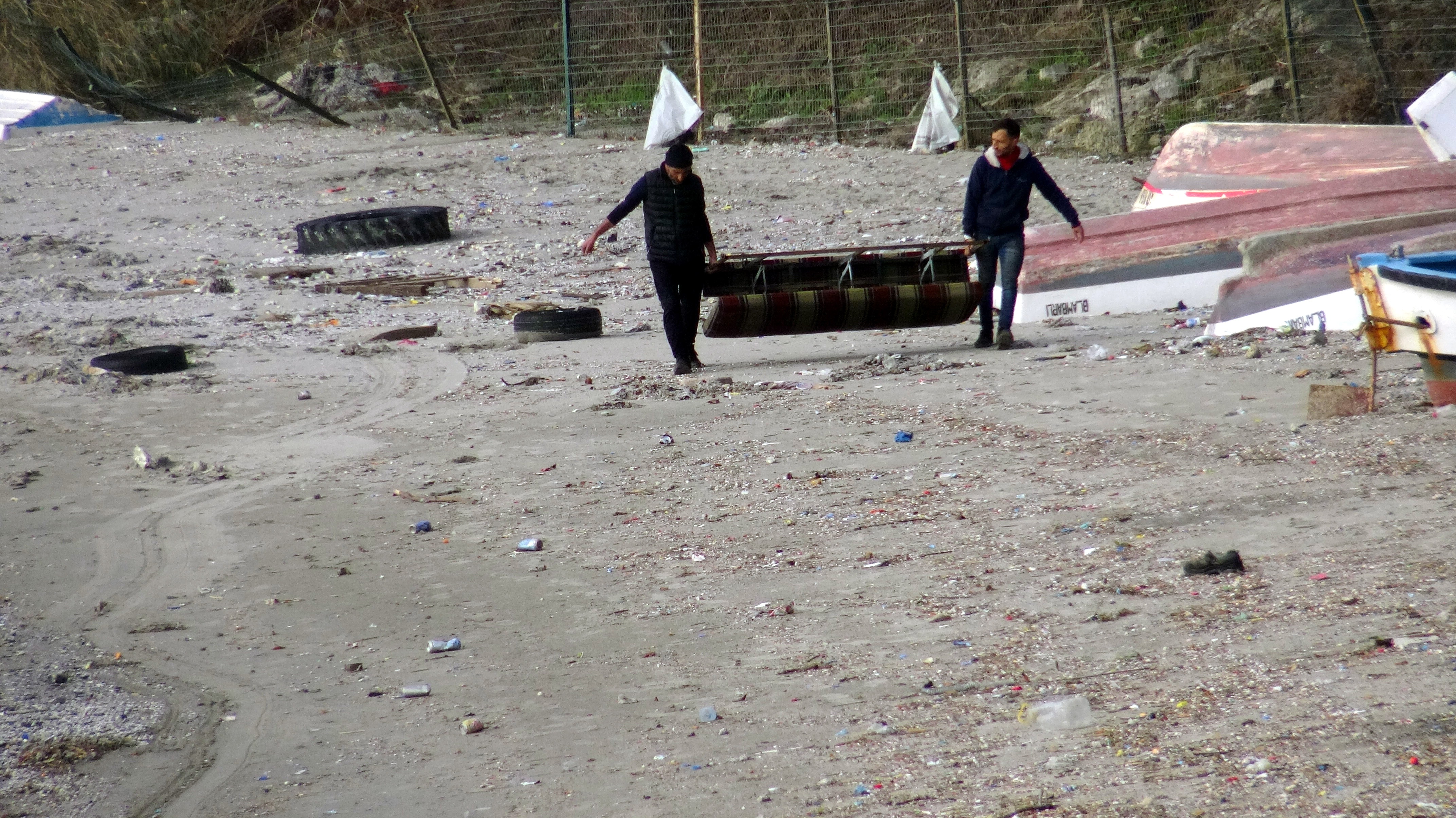 Fırtınanın ardından Avcılar sahiline kanepe vurdu 