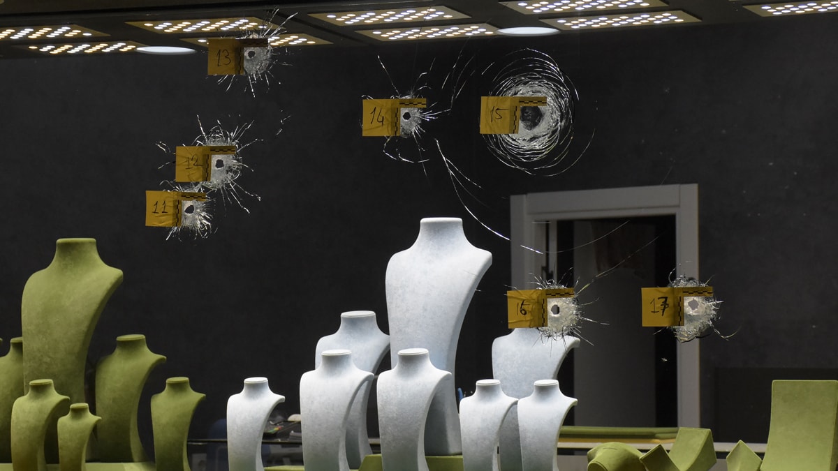 Sarıyer'de kuyumcu dükkanına silahlı saldırı: 10 kurşun isabet etti