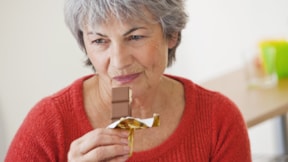 Uzmanlar demans riski için çikolata yemeyi öneriyor