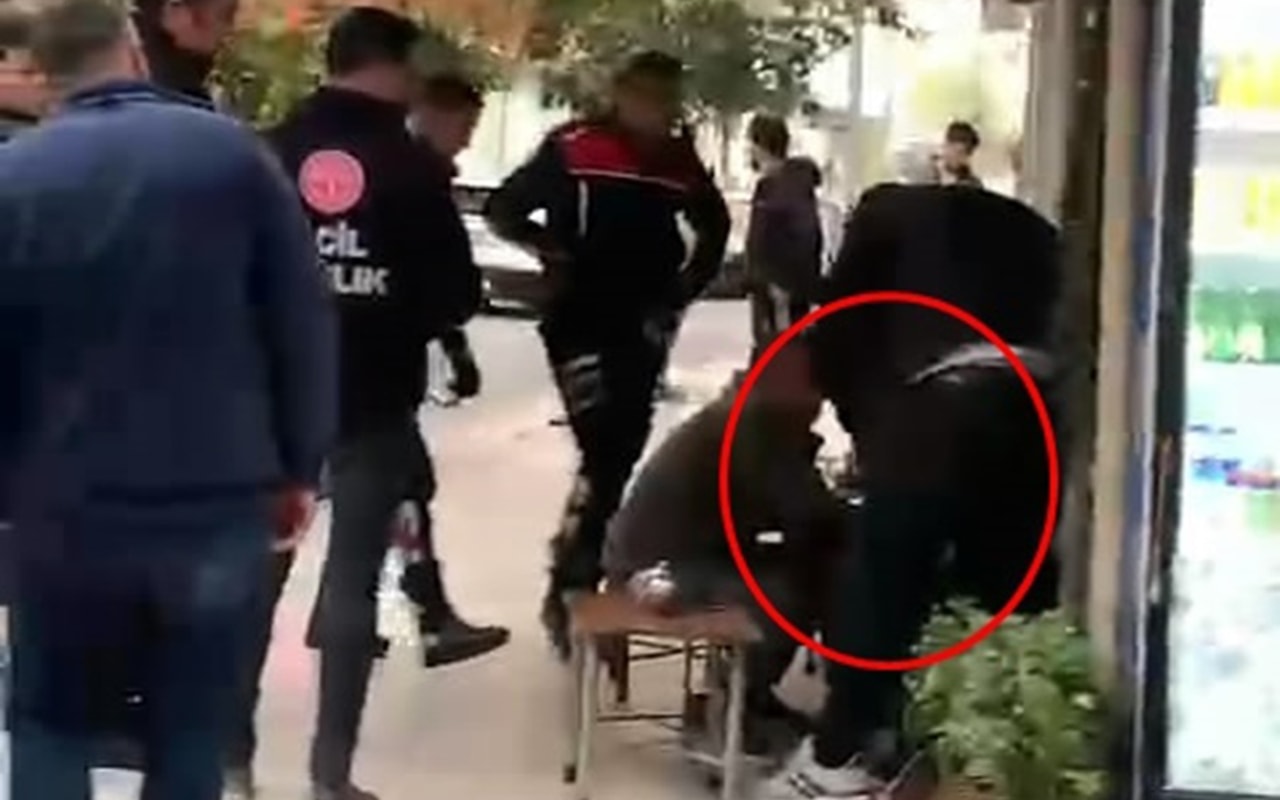 Karısıyla tartıştı, kendini bıçakladı