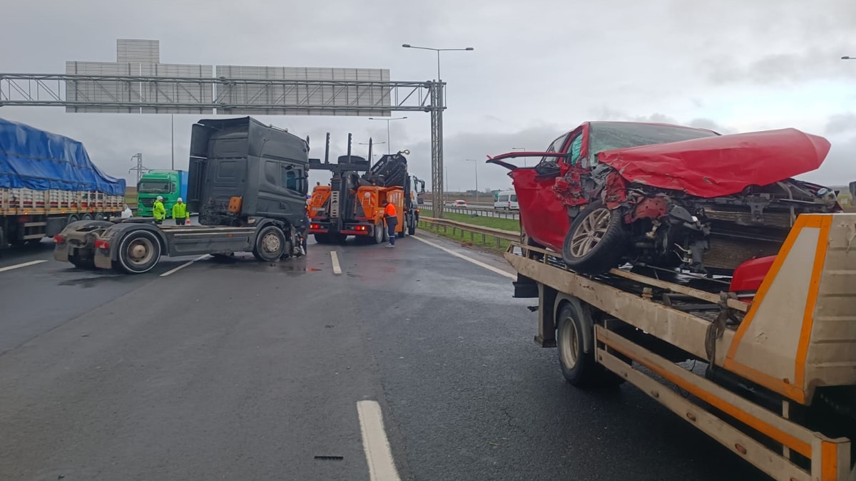 Silivri'de TIR 2 otomobile çarptı: 3'ü çocuk 7 yaralı